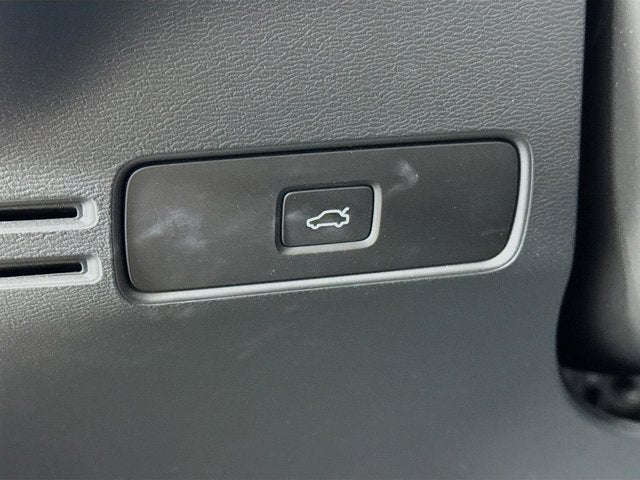 2023 Volvo XC40 Plus Bright Theme