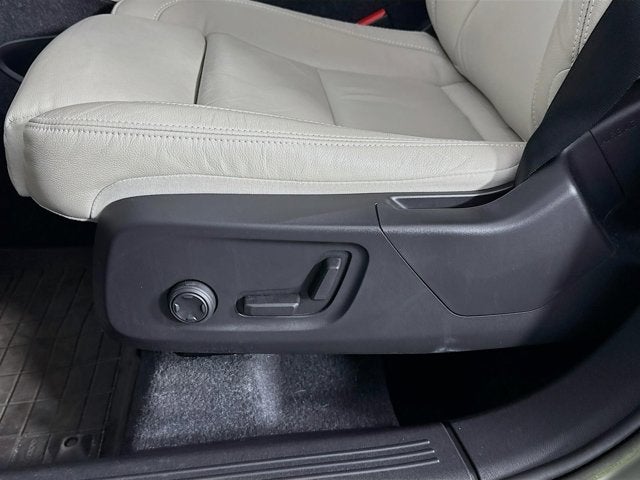 2023 Volvo XC40 Plus Dark Theme