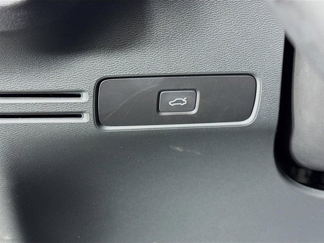 2023 Volvo XC40 Plus Bright Theme