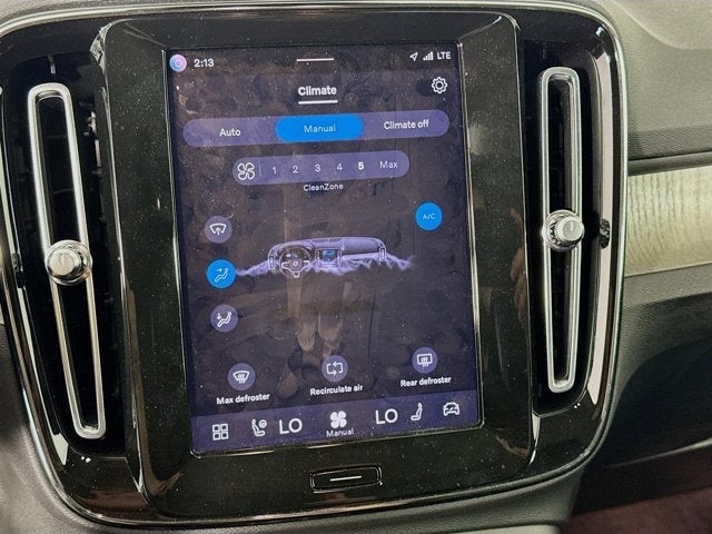 2023 Volvo XC40 Plus Bright Theme