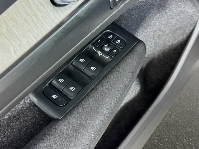 2023 Volvo XC40 Plus Bright Theme