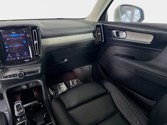 2023 Volvo XC40 Plus Bright Theme