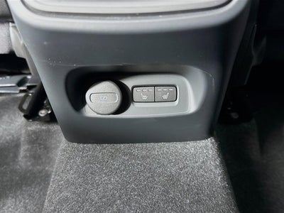 2023 Volvo XC40 Plus Bright Theme