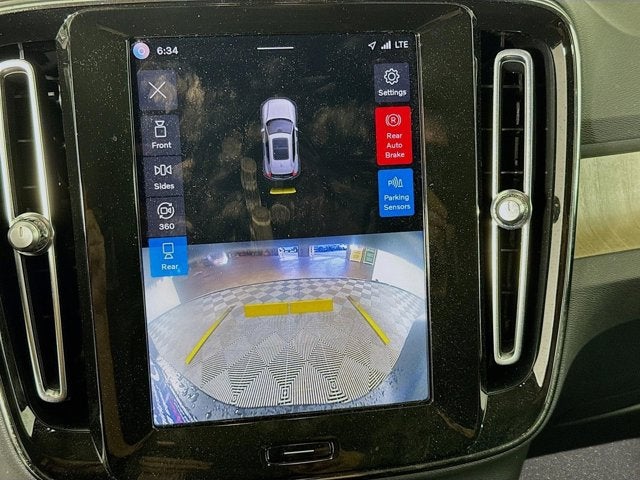 2023 Volvo XC40 Plus Bright Theme