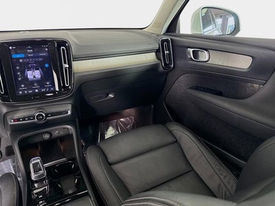 2023 Volvo XC40 Plus Bright Theme