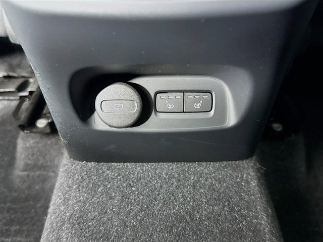 2023 Volvo XC40 Plus Dark Theme