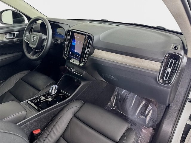 2023 Volvo XC40 Plus Dark Theme