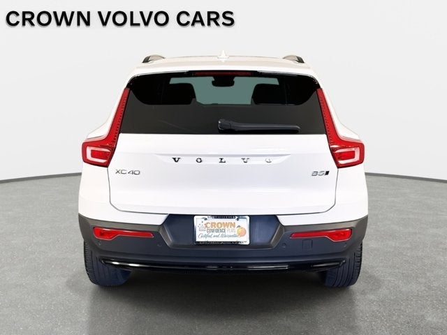 2023 Volvo XC40 Plus Dark Theme