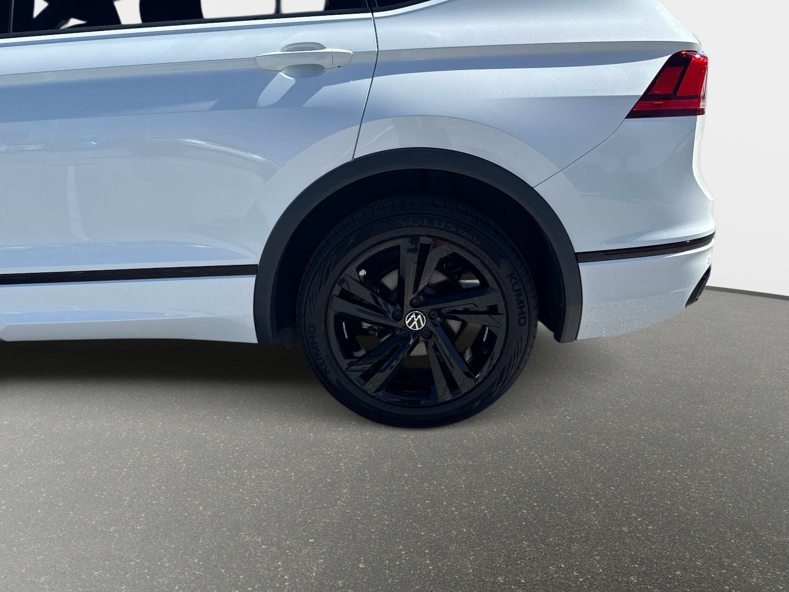 2023 Volkswagen Tiguan SE R-Line Black
