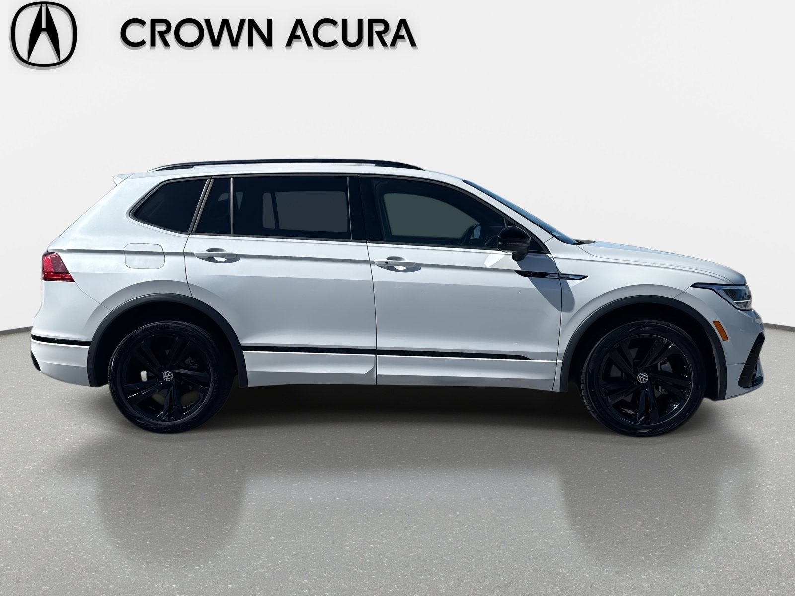 2023 Volkswagen Tiguan SE R-Line Black