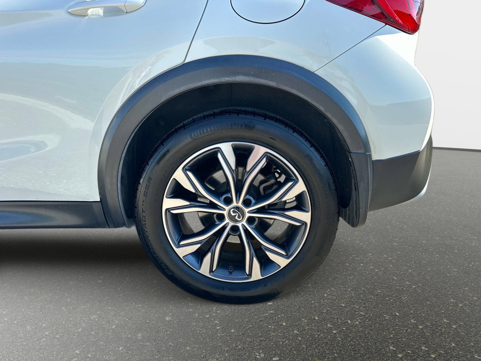 2017 INFINITI QX30 Premium