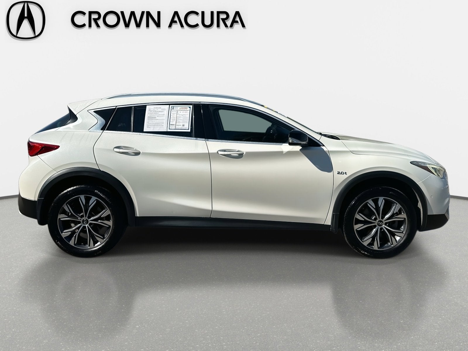 2017 INFINITI QX30 Premium